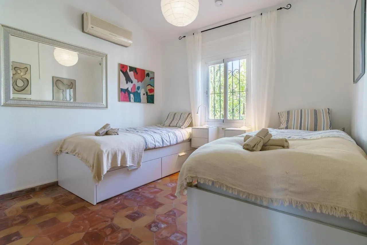 בית נופש פואנגירולה Villa Torreblanca